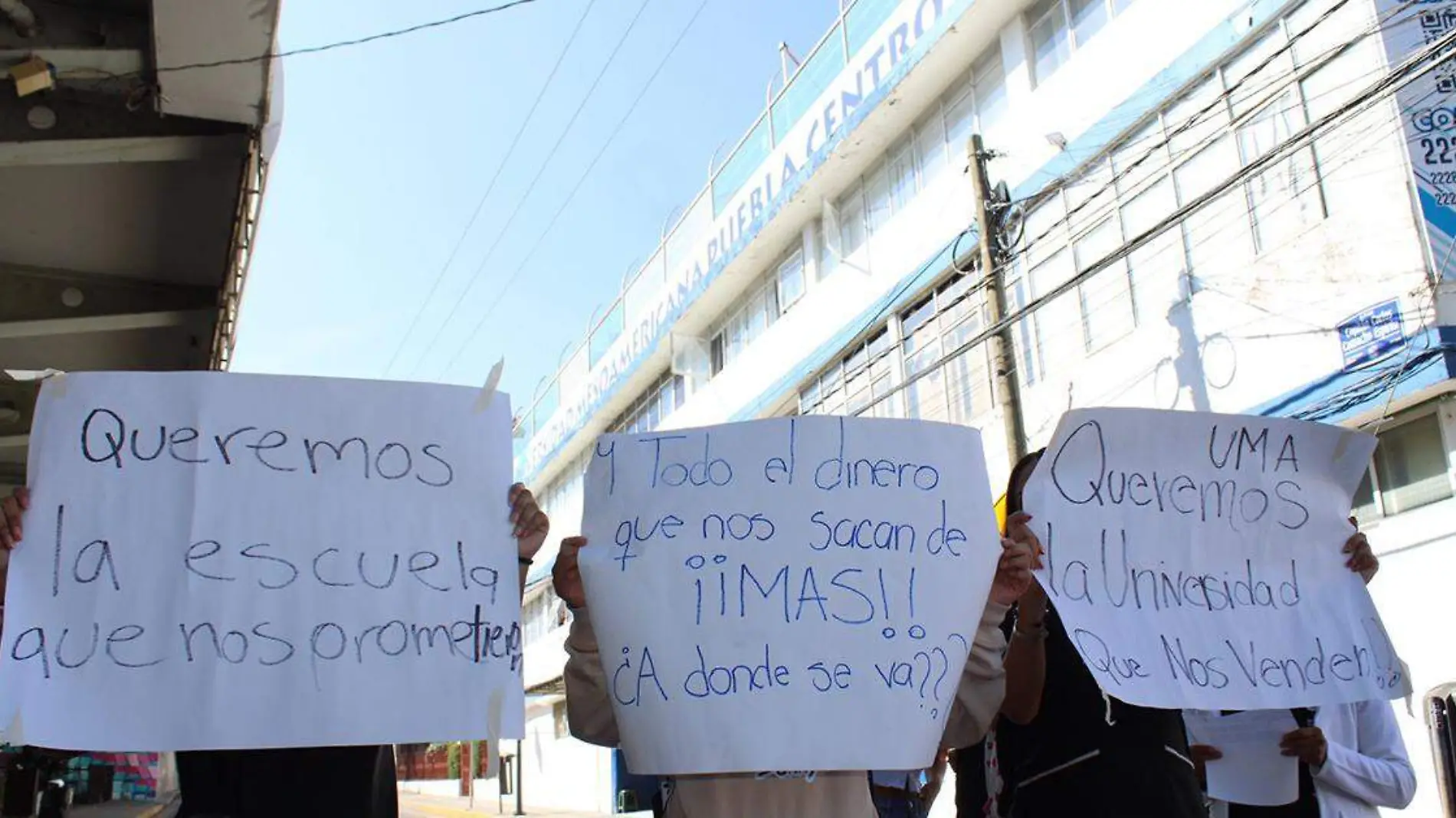 Alrededor de 20 alumnas de la Universidad Iberoamericana Puebla Centro bloquearon el Bulevar Carlos Camacho Espíritu